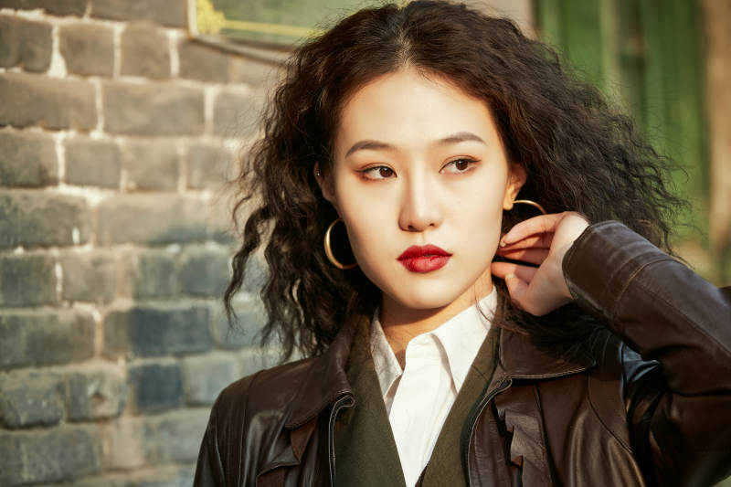 老旧城区里穿着复古港风的美丽清纯少女图片