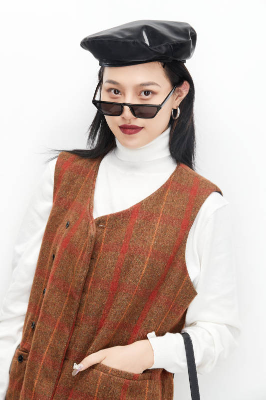 身穿复古服装的亚洲少女人像图片