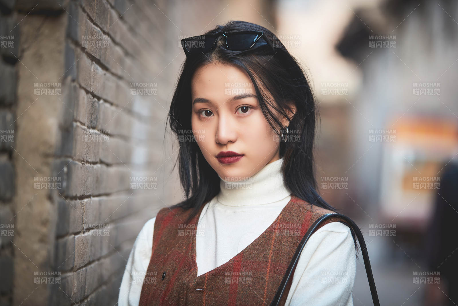 老旧城区里穿着复古港风的美丽清纯少女图片