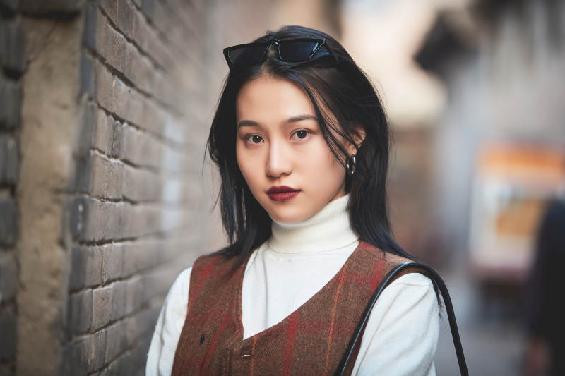 老旧城区里穿着复古港风的美丽清纯少女图片