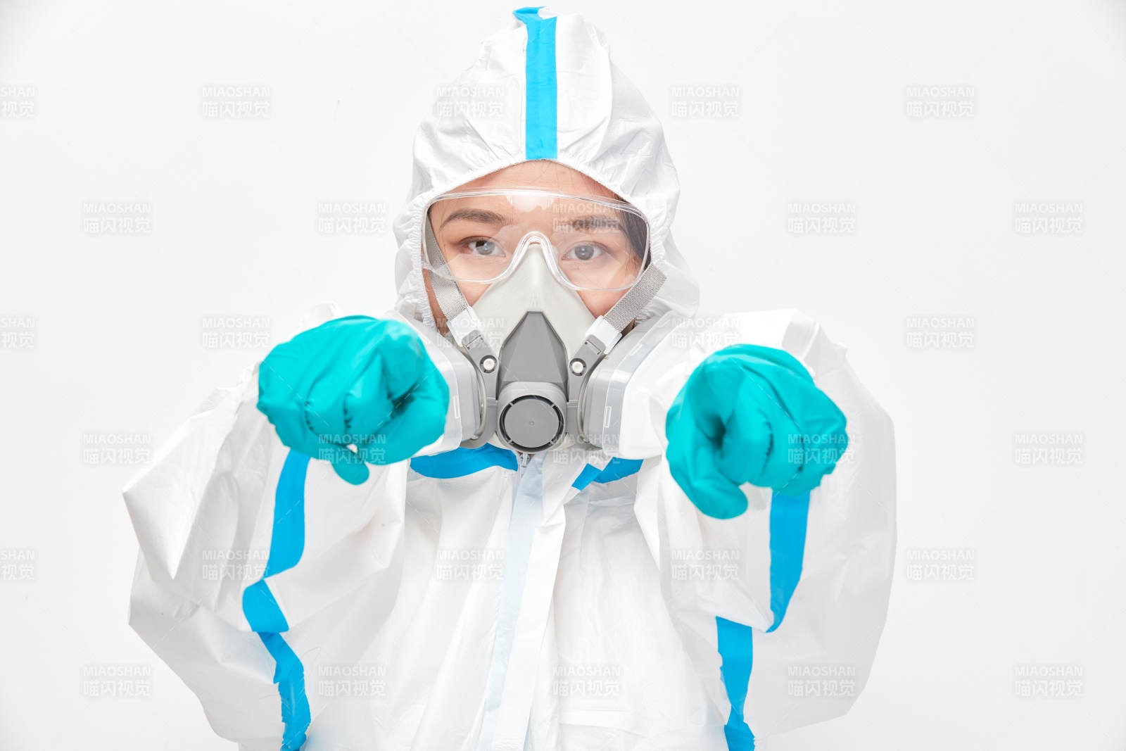 穿白色防护服佩戴护目镜口罩的女性医疗人员图片