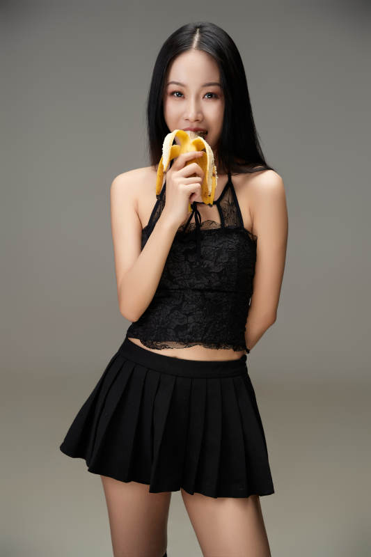 吃水果的亚洲东方长发少女图片