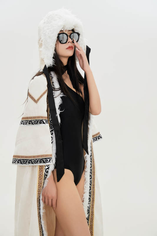 身穿混搭风格蒙族服饰的美女图片