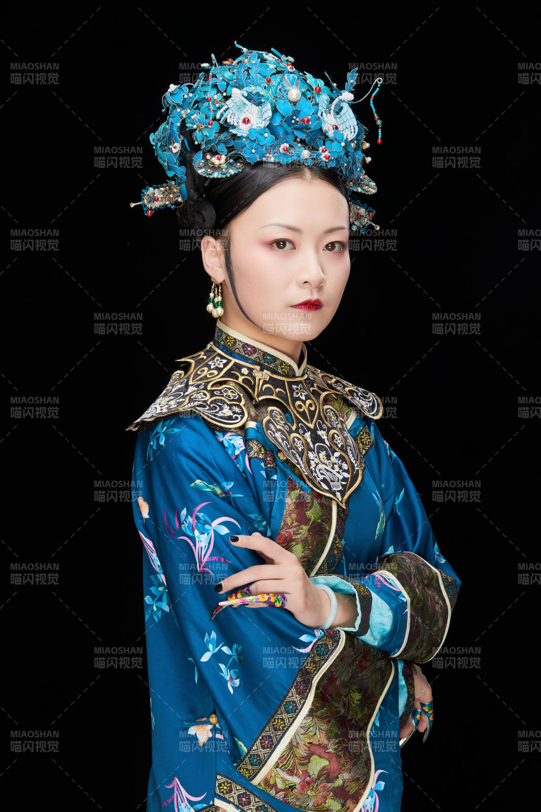 黑色背景下的清代女性古装造型清朝古装图片