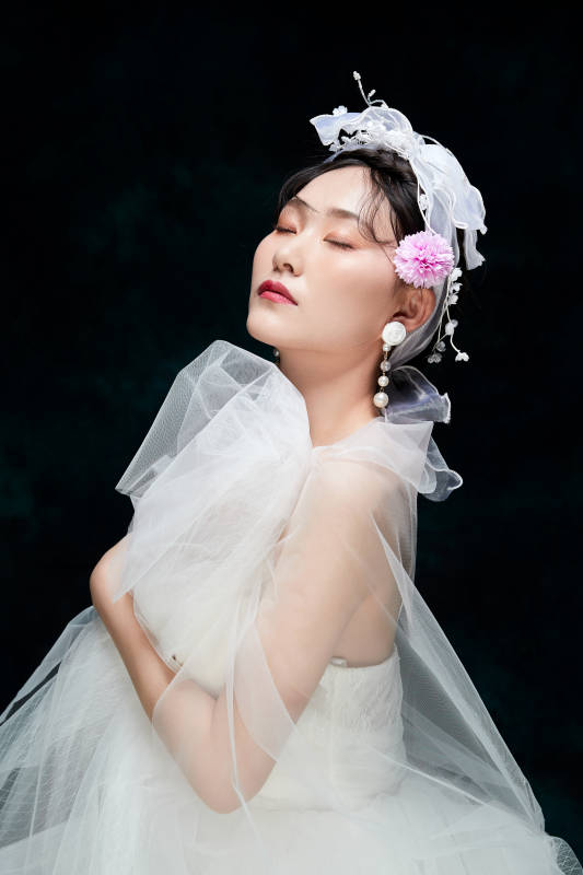 黑色背景下的女性复古婚纱妆面图片