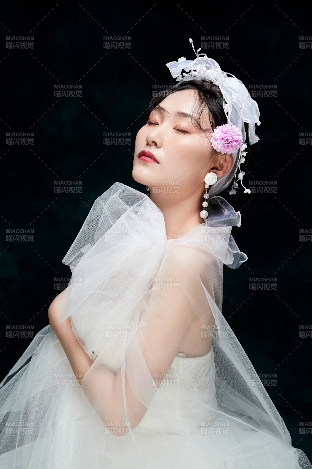 黑色背景下的女性复古婚纱妆面图片