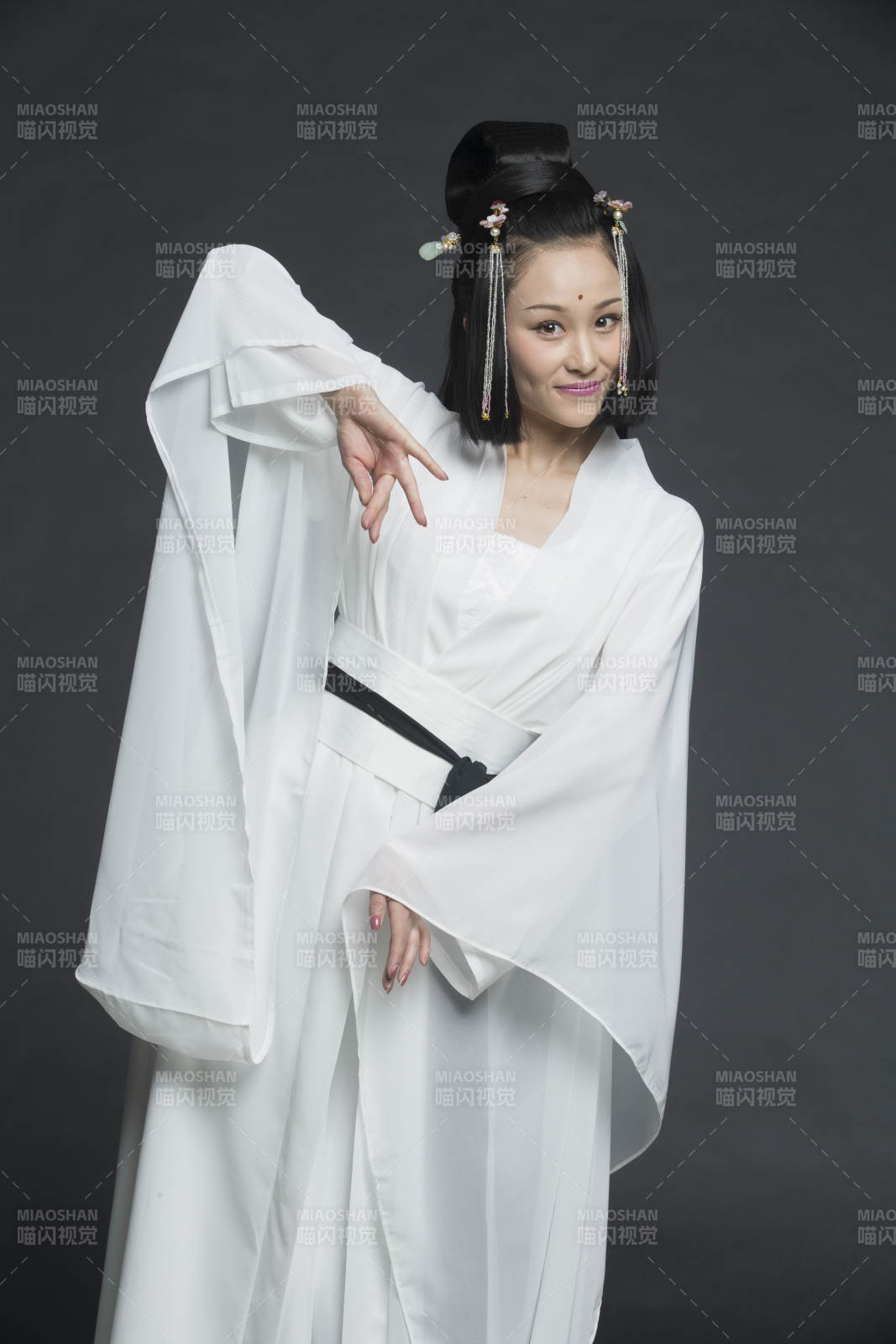 身穿古装的汉服女性人像汉服影棚拍摄图片