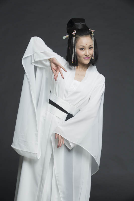 身穿古装的汉服女性人像汉服影棚拍摄图片