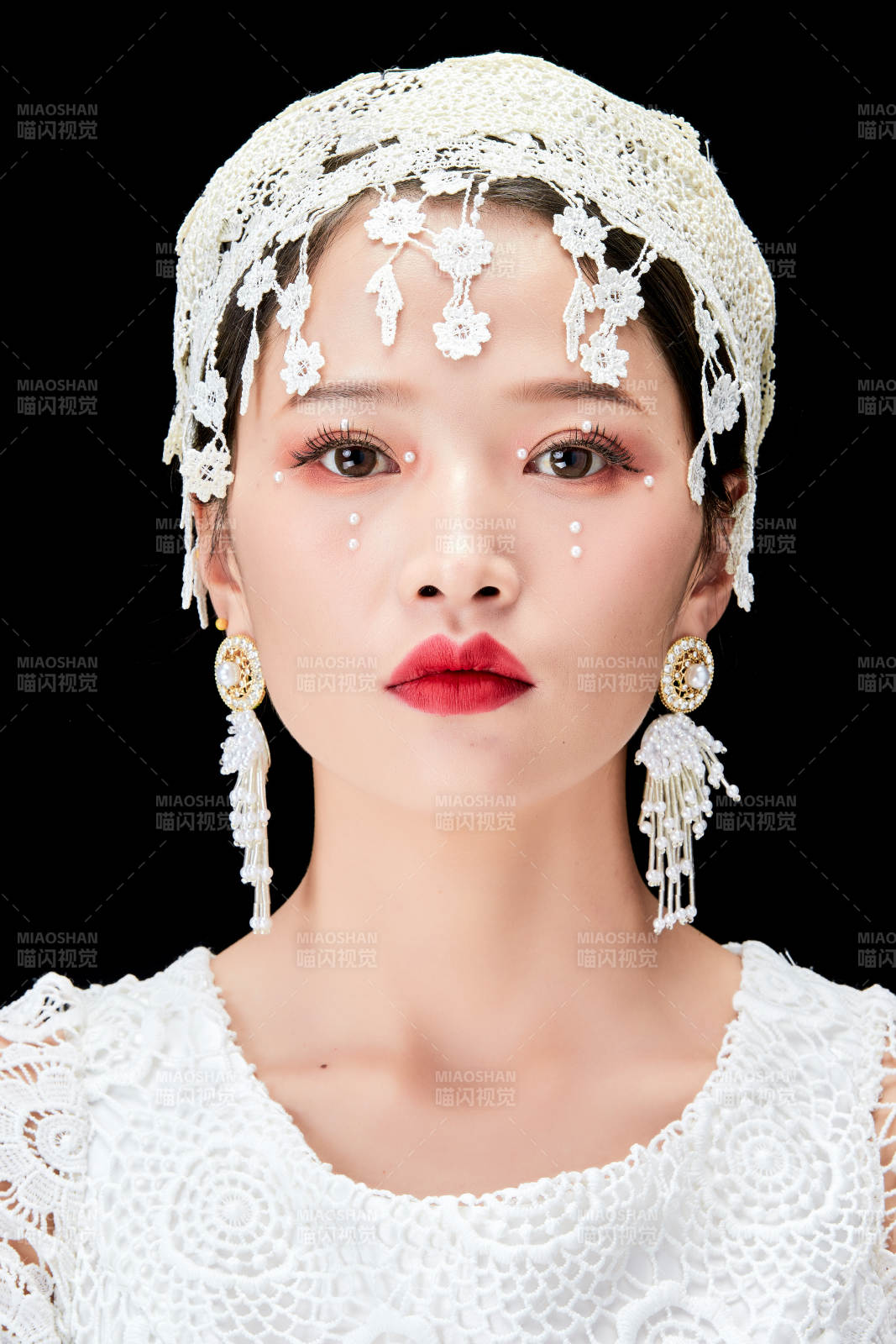 黑色背景下的美妆新娘彩妆人像图片