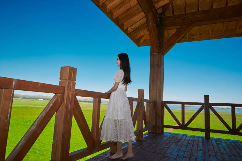 盛夏在草原湿地公园游玩的姑娘图片