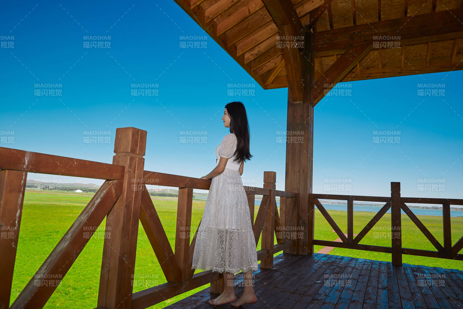 盛夏在草原湿地公园游玩的姑娘图片