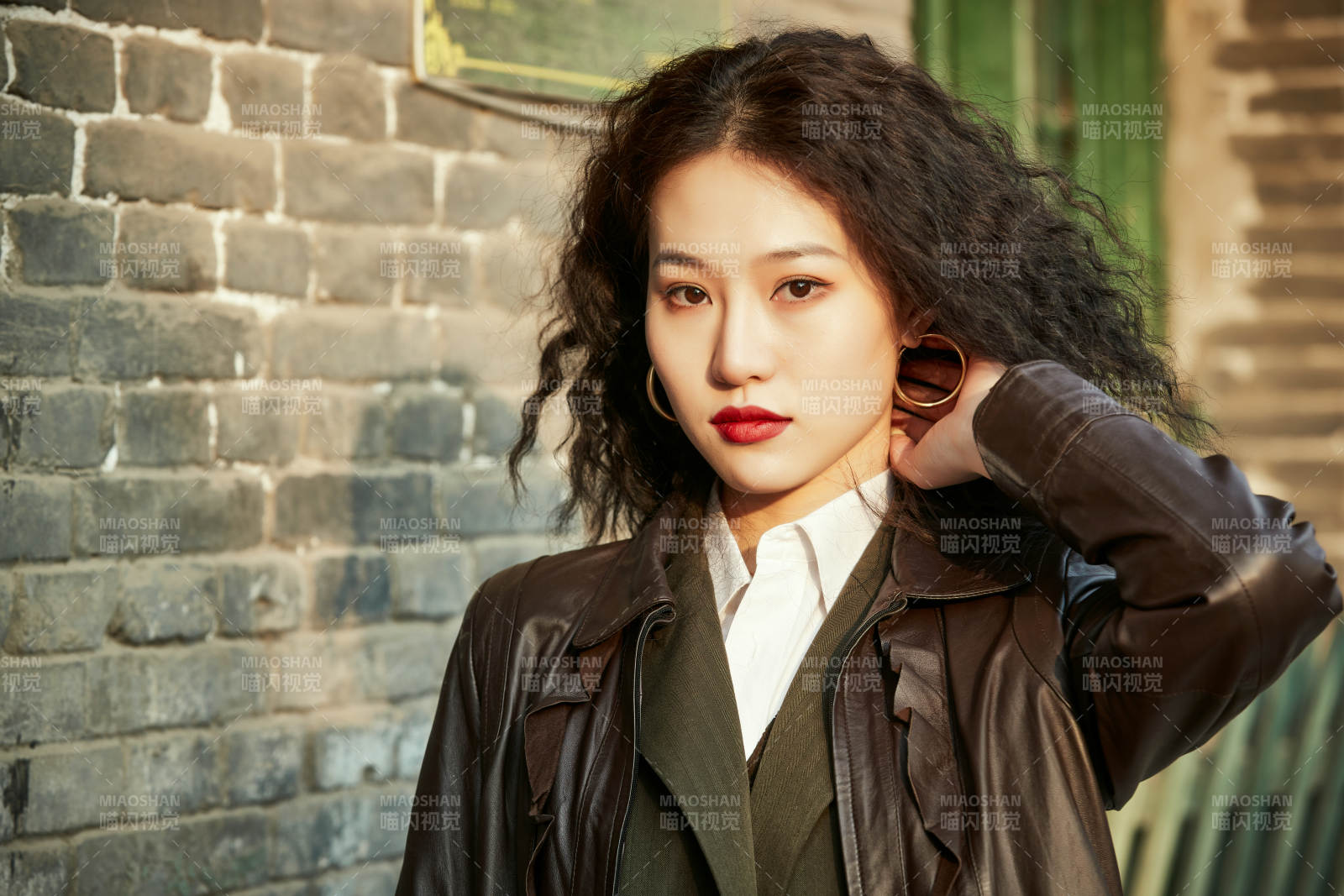 老旧城区里穿着复古港风的美丽清纯少女图片