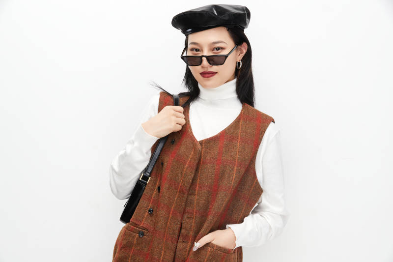 身穿复古服装的亚洲少女人像图片