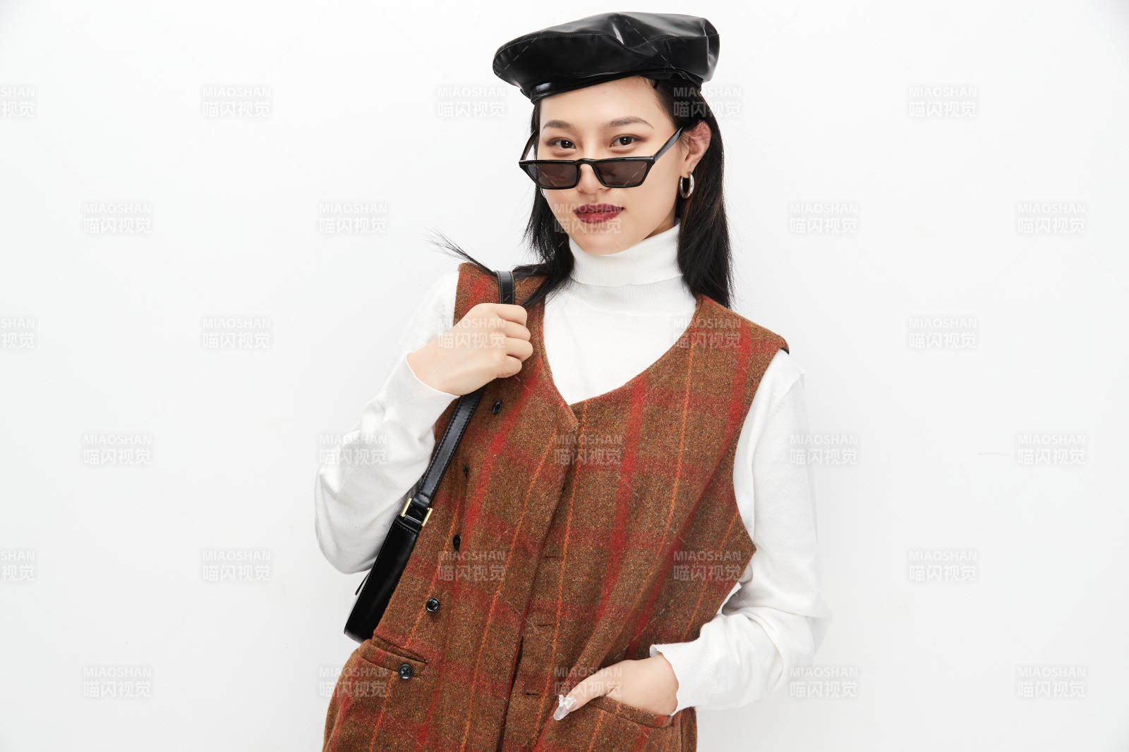 身穿复古服装的亚洲少女人像图片