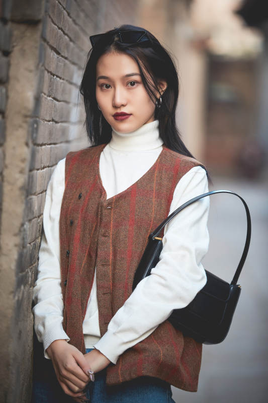 老旧城区里穿着复古港风的美丽清纯少女图片