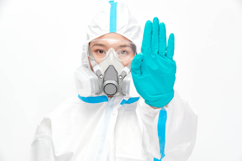 穿白色防护服佩戴护目镜口罩的女性医疗人员图片