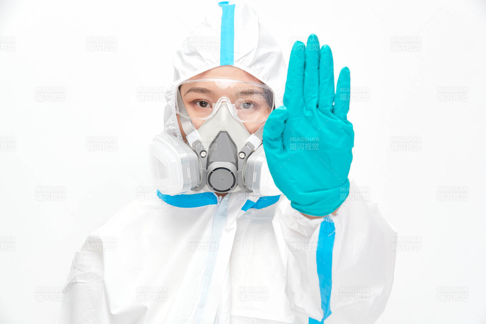 穿白色防护服佩戴护目镜口罩的女性医疗人员图片