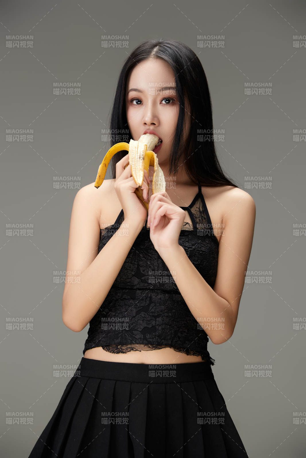 吃水果的亚洲东方长发少女图片