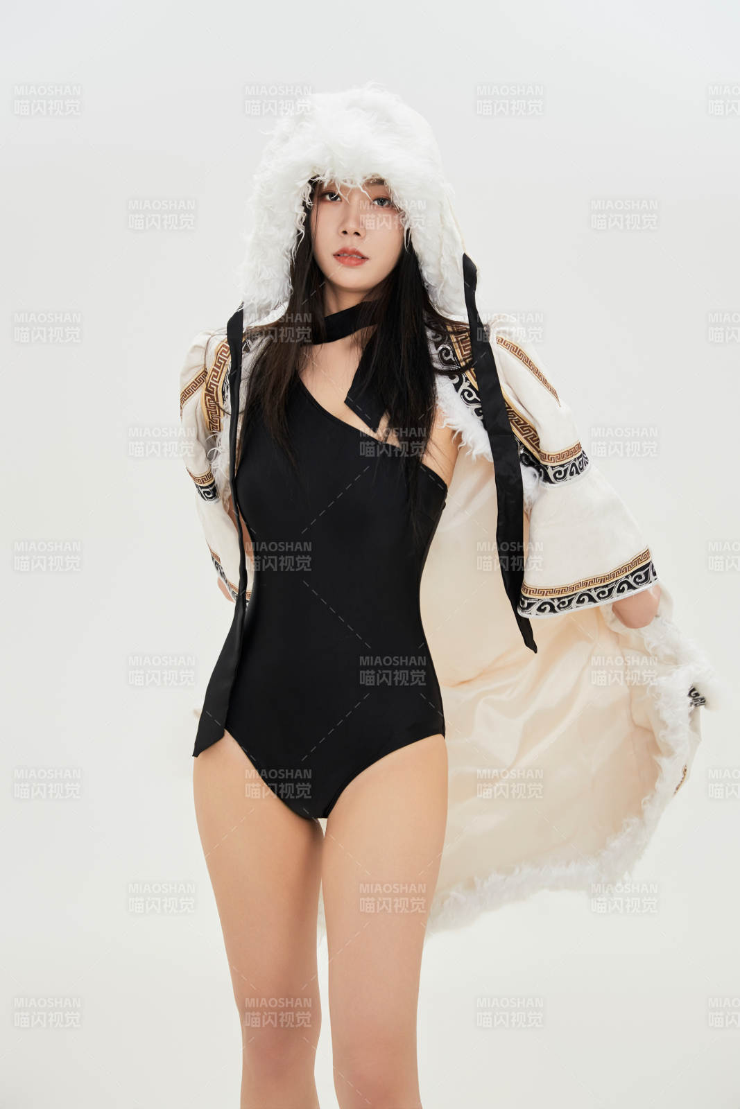 身穿混搭风格蒙族服饰的美女图片
