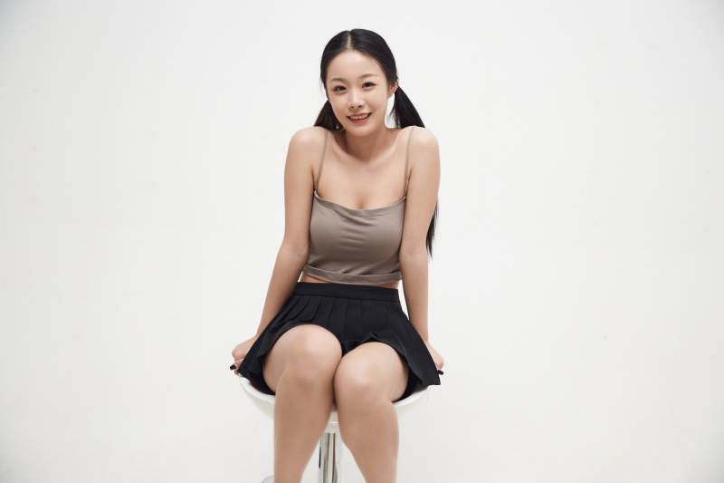 白色背景下的美丽可爱大学生图片