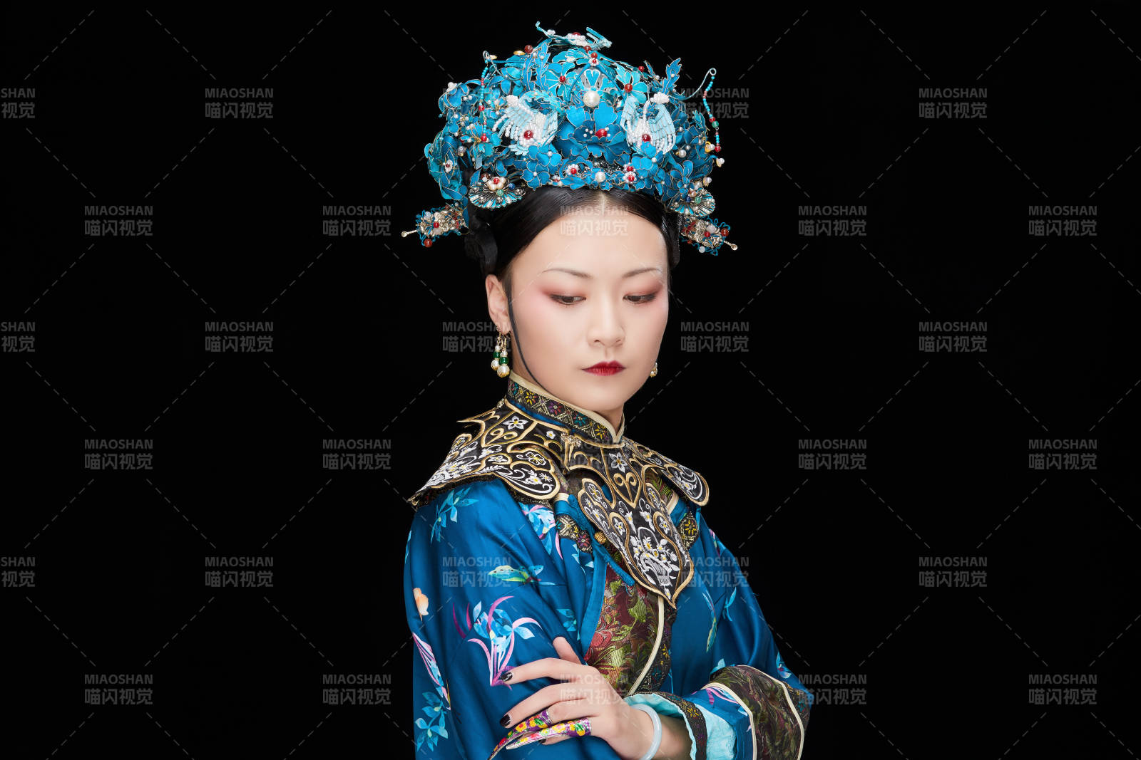 黑色背景下的清代女性古装造型清朝古装图片