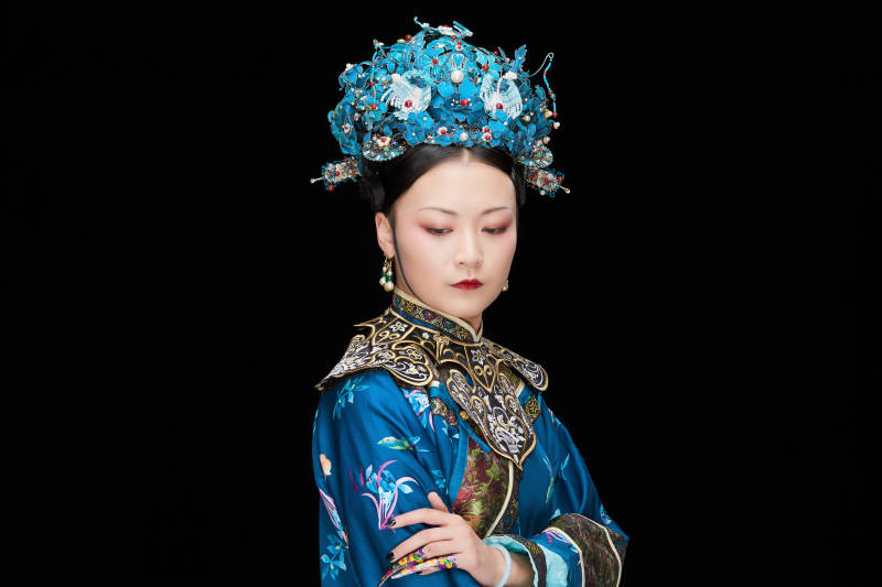 黑色背景下的清代女性古装造型清朝古装图片