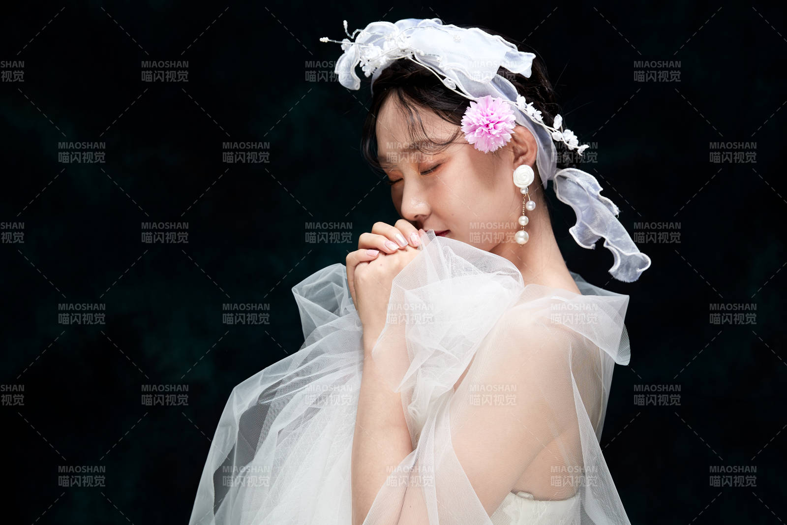 黑色背景下的女性复古婚纱妆面图片