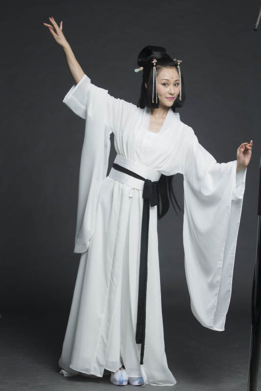 身穿古装的汉服女性人像汉服影棚拍摄图片