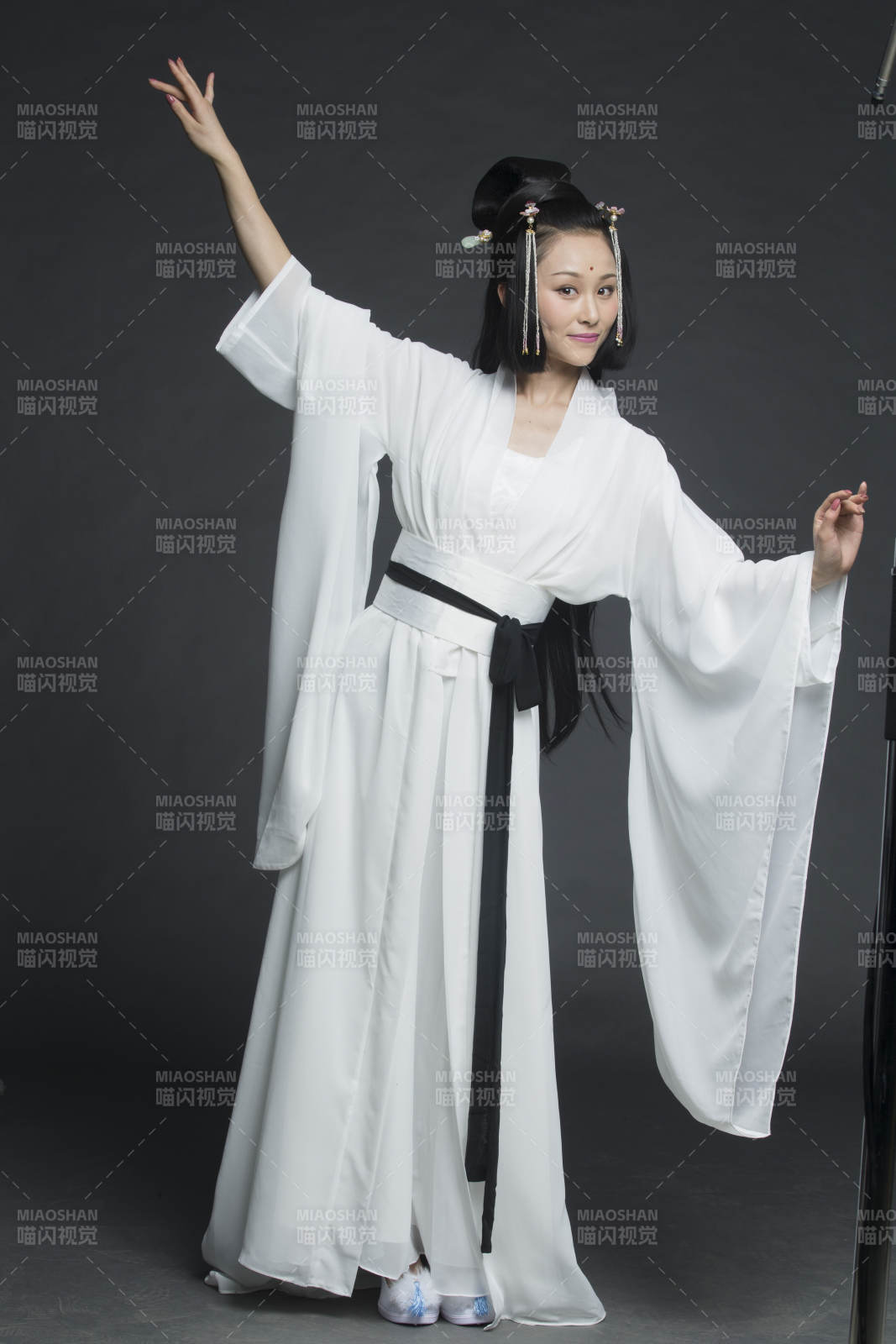 身穿古装的汉服女性人像汉服影棚拍摄图片