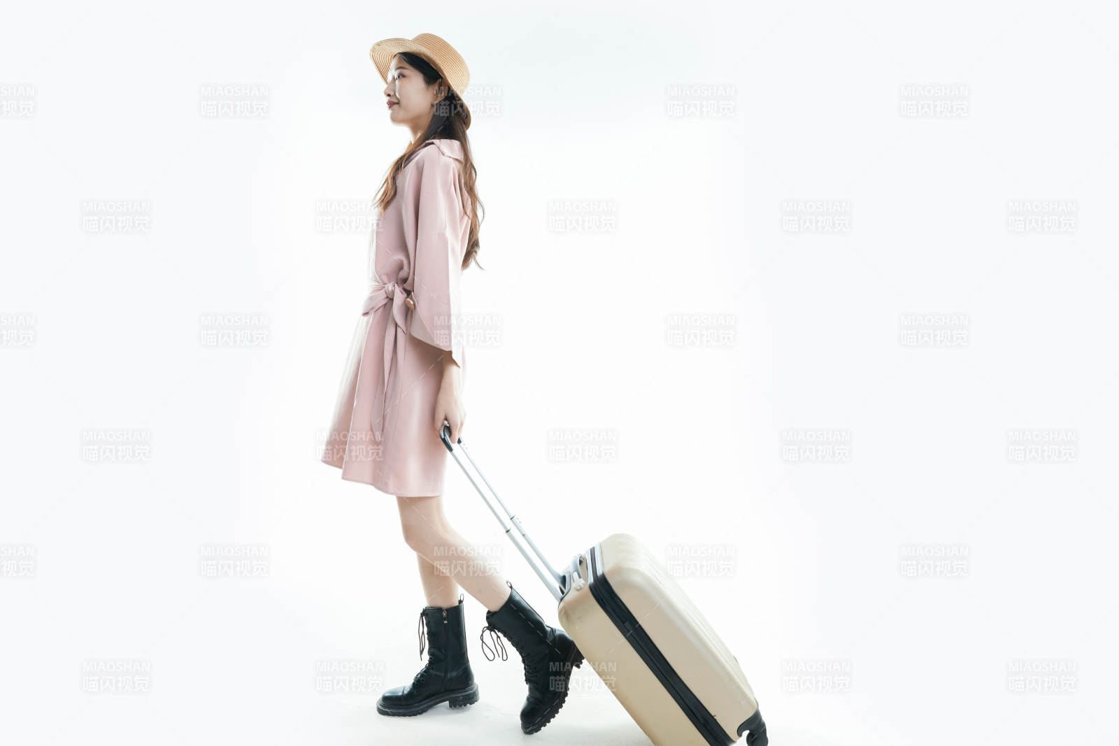 白色背景下准备出发旅行的美丽东方女大学生图片