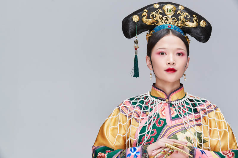 白色背景下的清代女性古装造型清朝古装图片