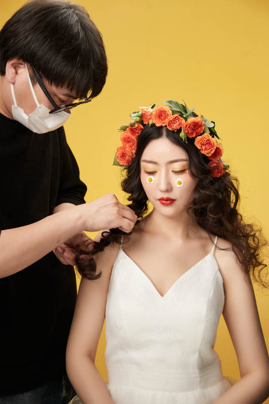 进行美妆化妆的化妆师与模特图片