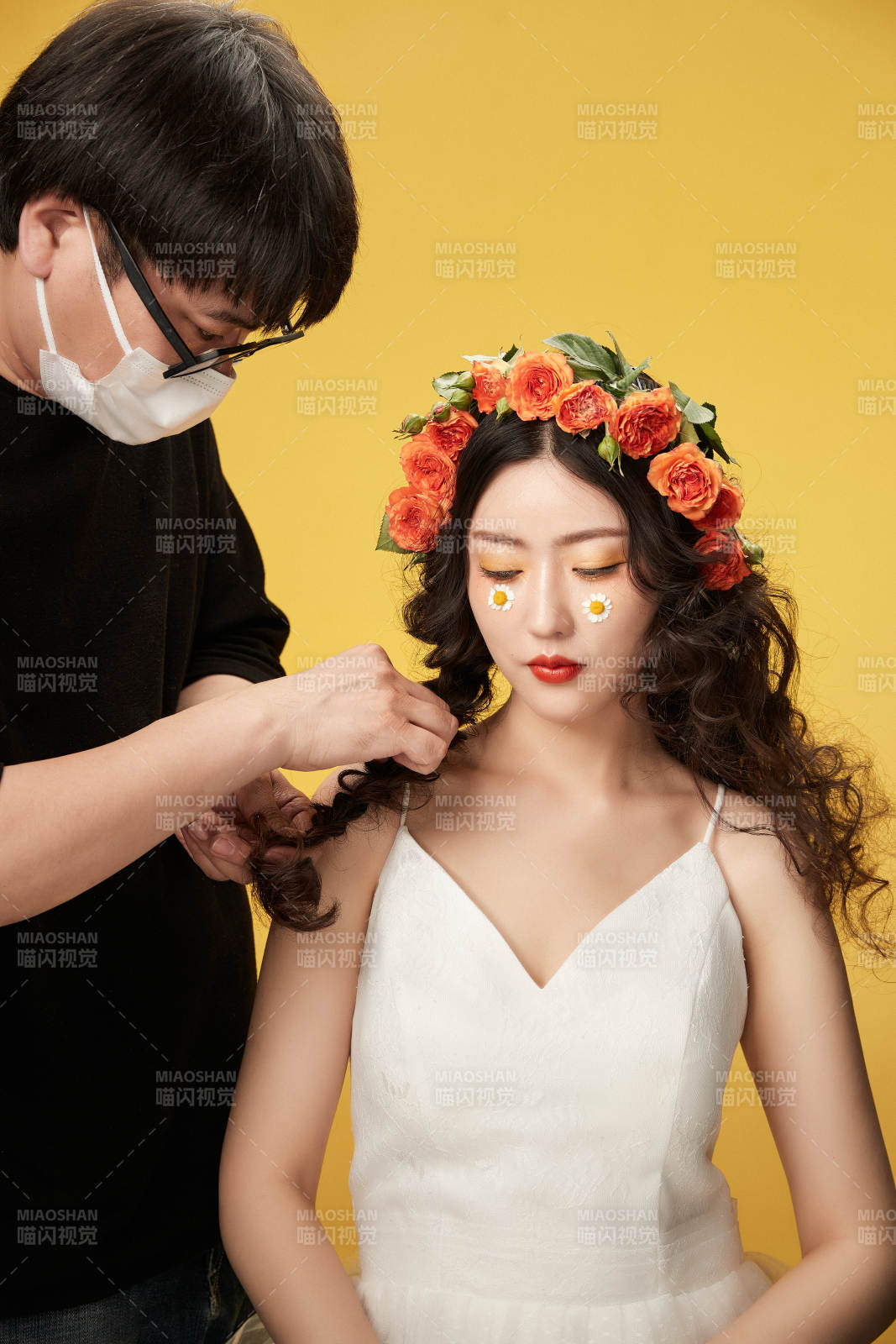 进行美妆化妆的化妆师与模特图片