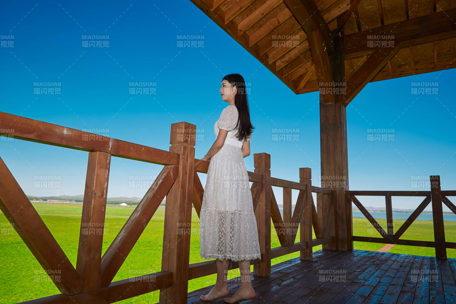 盛夏在草原湿地公园游玩的姑娘图片