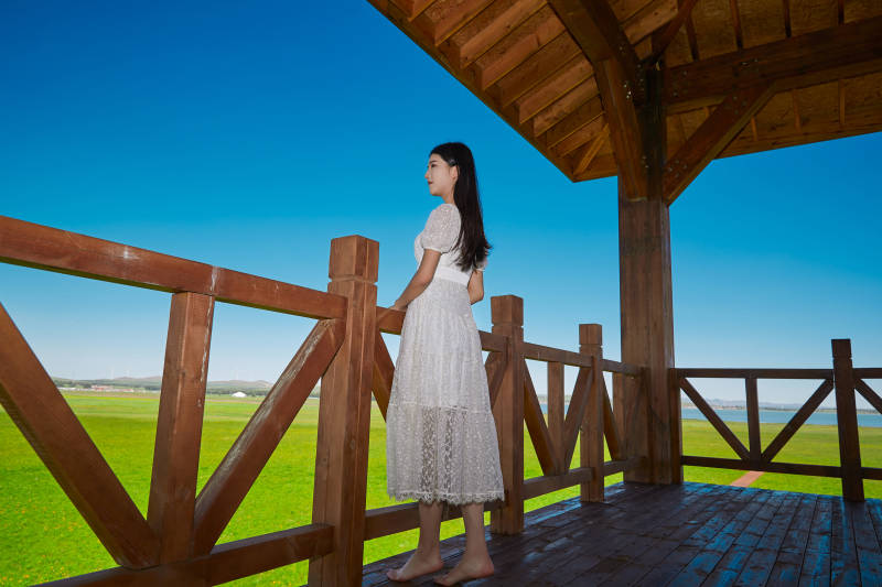 盛夏在草原湿地公园游玩的姑娘图片