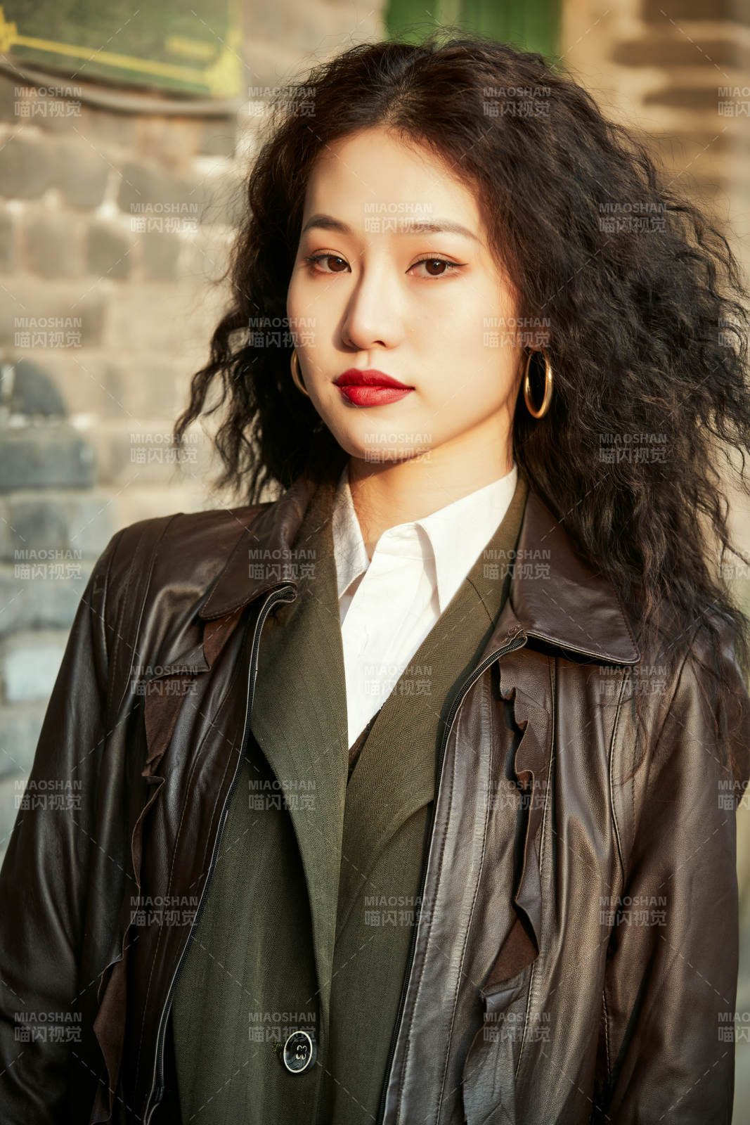 老旧城区里穿着复古港风的美丽清纯少女图片