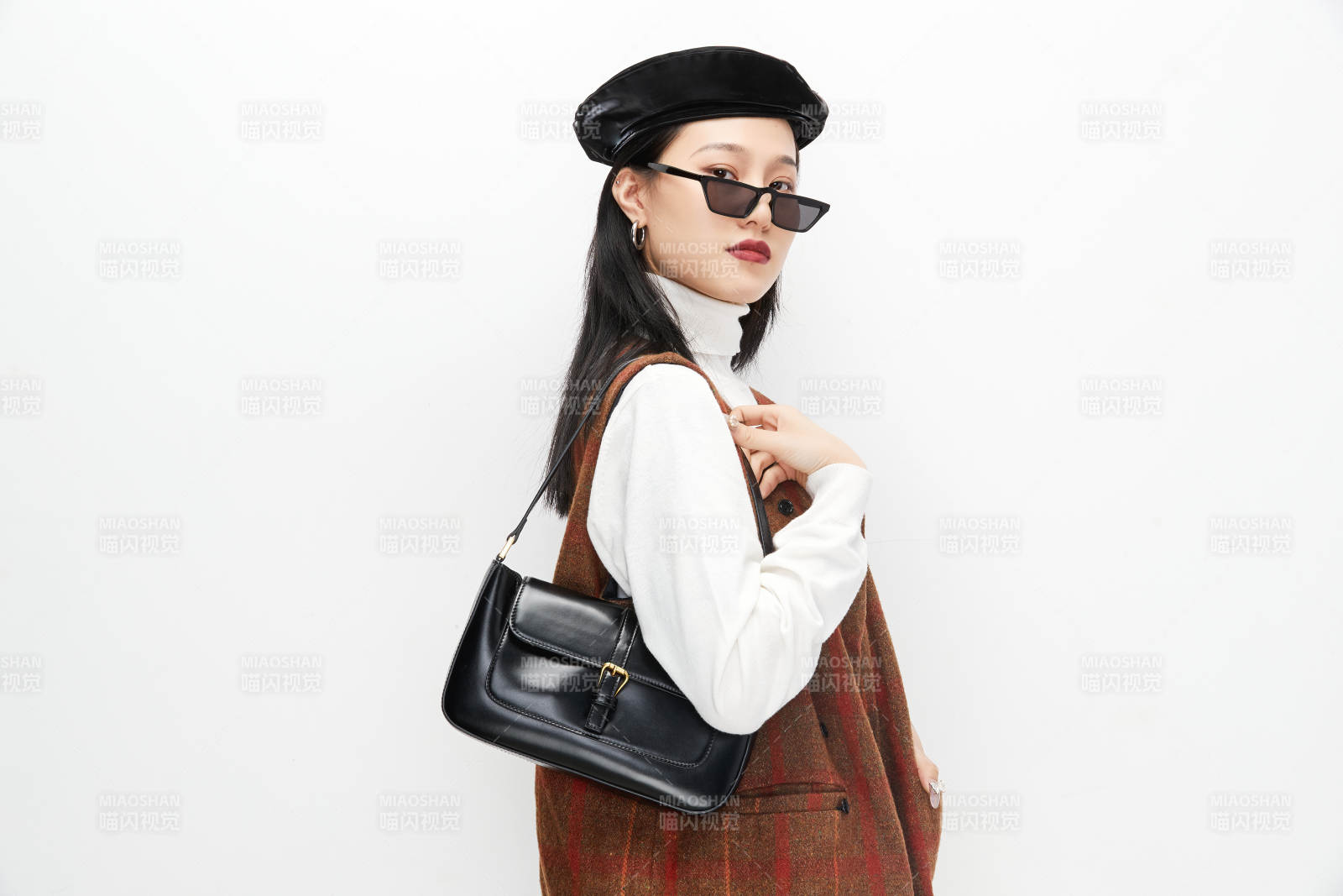 身穿复古服装的亚洲少女人像图片