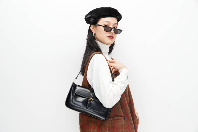 身穿复古服装的亚洲少女人像图片