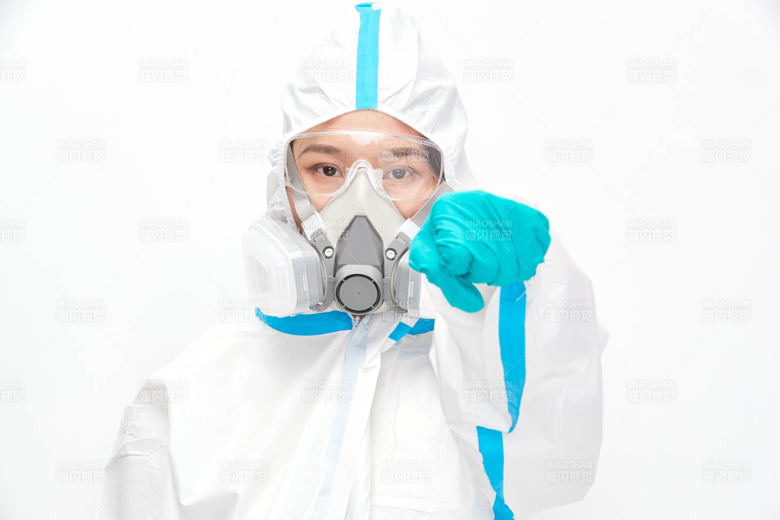 穿白色防护服佩戴护目镜口罩的女性医疗人员图片