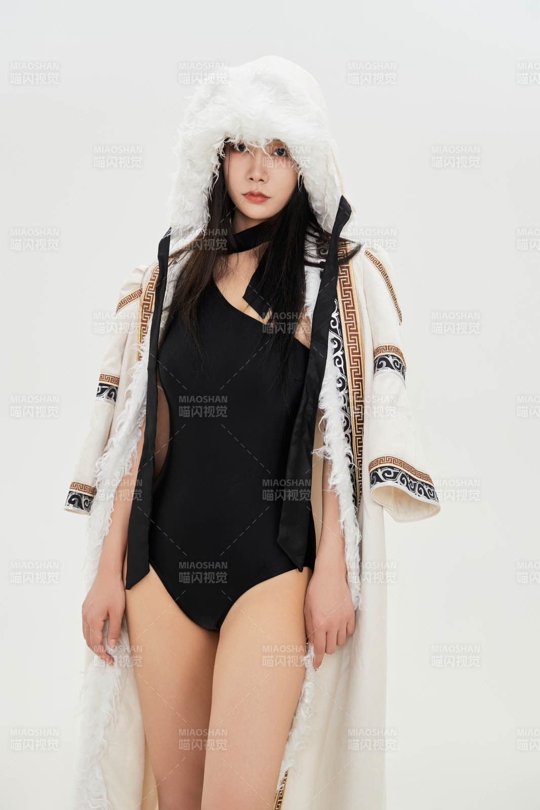 身穿混搭风格蒙族服饰的美女图片