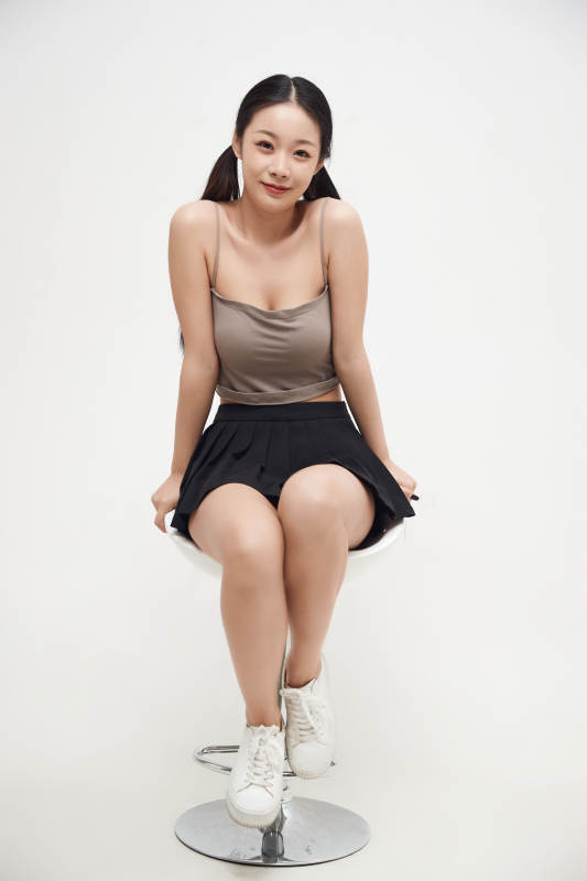 白色背景下的美丽可爱大学生图片