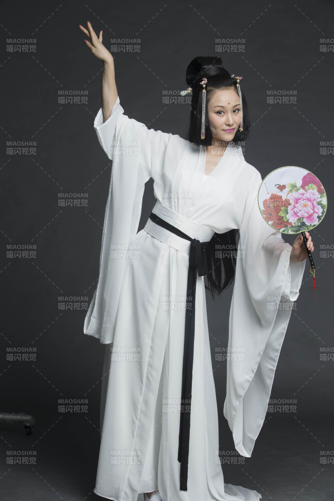 身穿古装的汉服女性人像汉服影棚拍摄图片