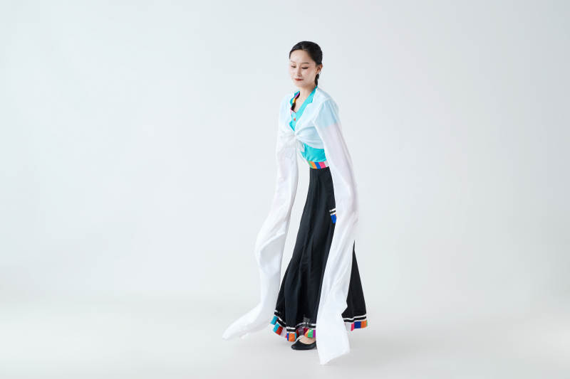 穿着藏族服饰跳着藏族舞蹈的少女图片