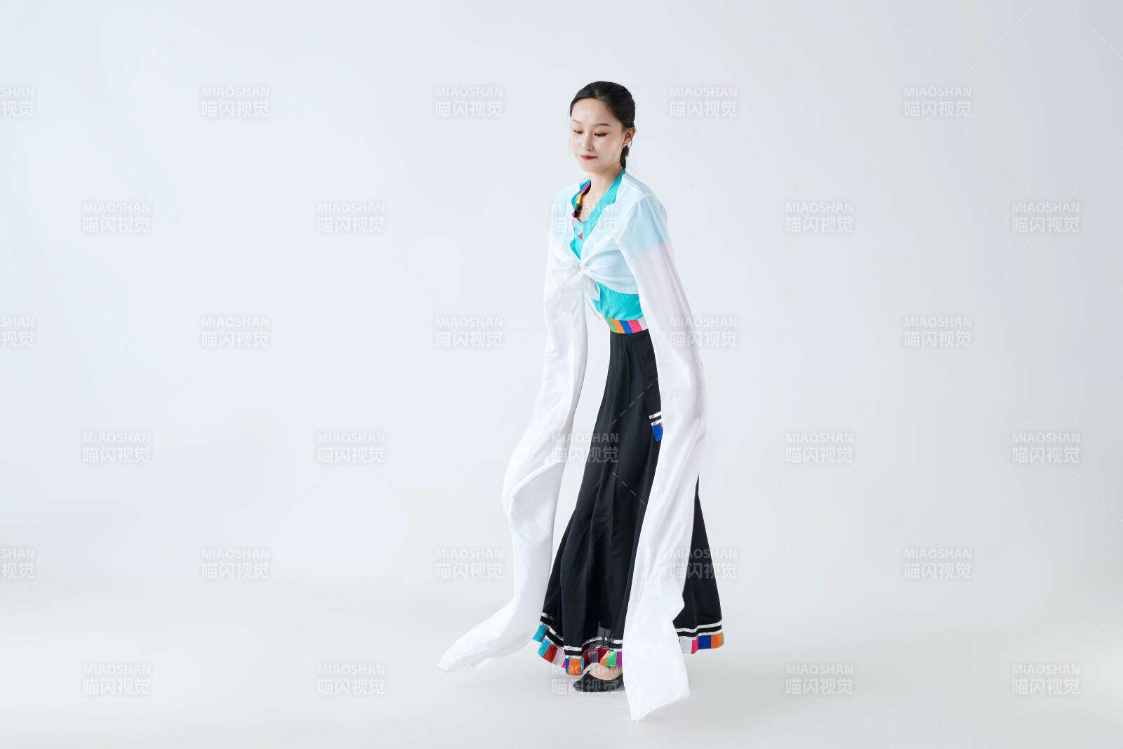 穿着藏族服饰跳着藏族舞蹈的少女图片