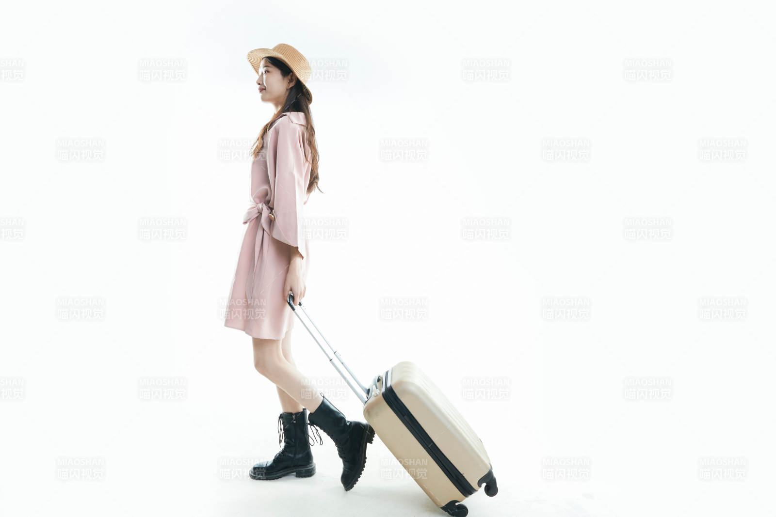 白色背景下准备出发旅行的美丽东方女大学生图片