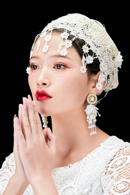黑色背景下的美妆新娘彩妆人像图片