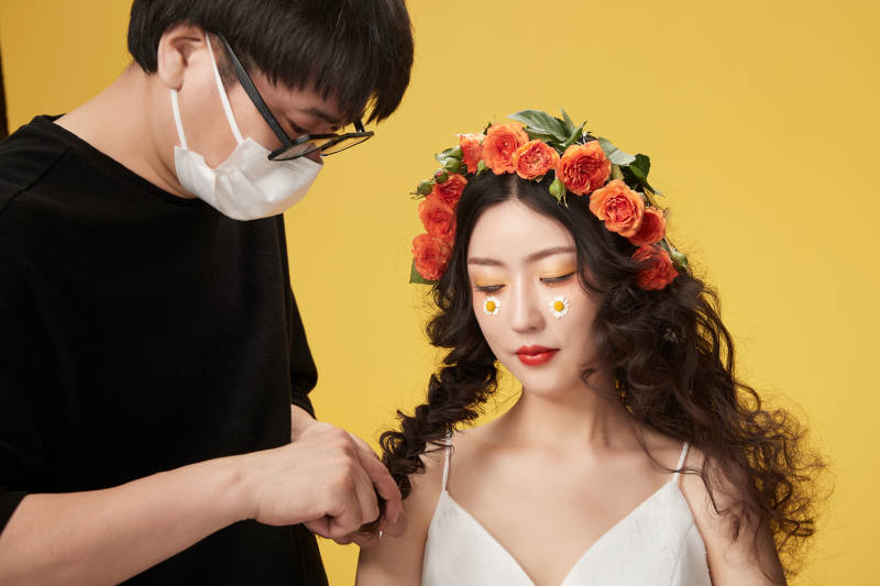 进行美妆化妆的化妆师与模特图片