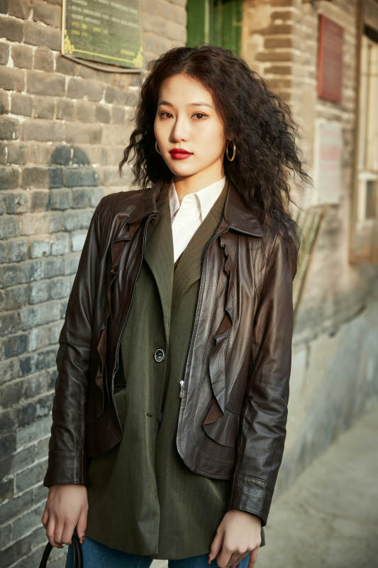 老旧城区里穿着复古港风的美丽清纯少女图片