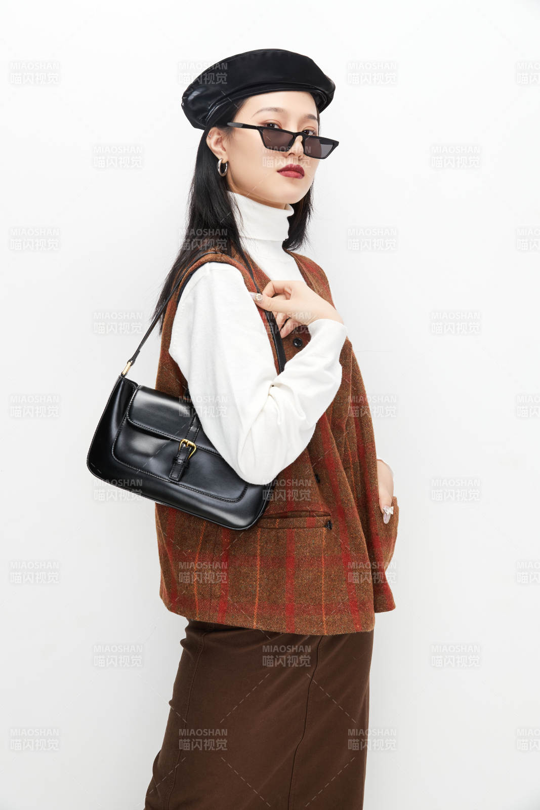 身穿复古服装的亚洲少女人像图片