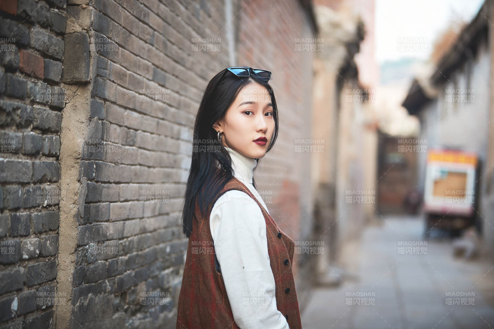 老旧城区里穿着复古港风的美丽清纯少女图片